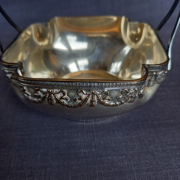 Petit panier en métal argenté de style Louis XVI Guirlande de noeuds et rubans