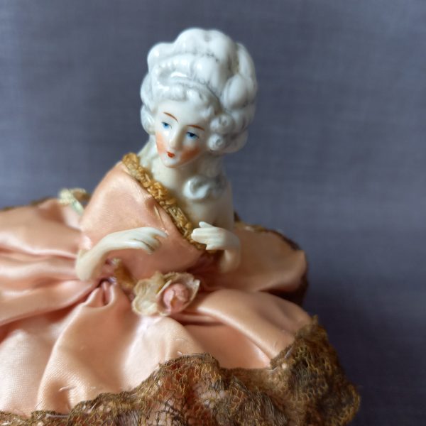 Poudrier-figurine marquise porcelaine
