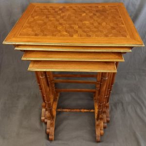 Tables Gigogne, Marquetterie Damiers