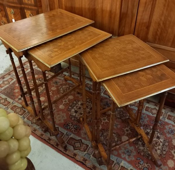 Tables Gigogne, Marquetterie Damiers