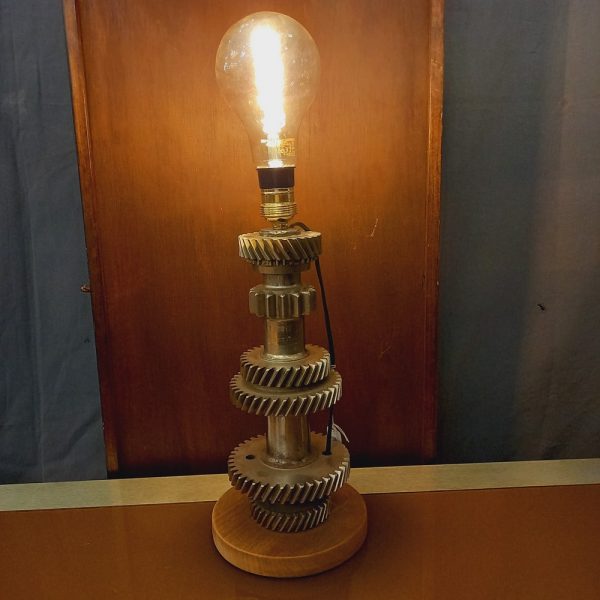 Lampe de style Industriel monté sur un moyeu de boite de vitesse en acier trempé. Socle en bois
