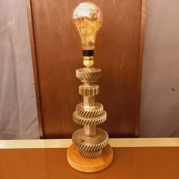 Lampe de style Industriel monté sur un moyeu de boite de vitesse en acier trempé. Socle en bois