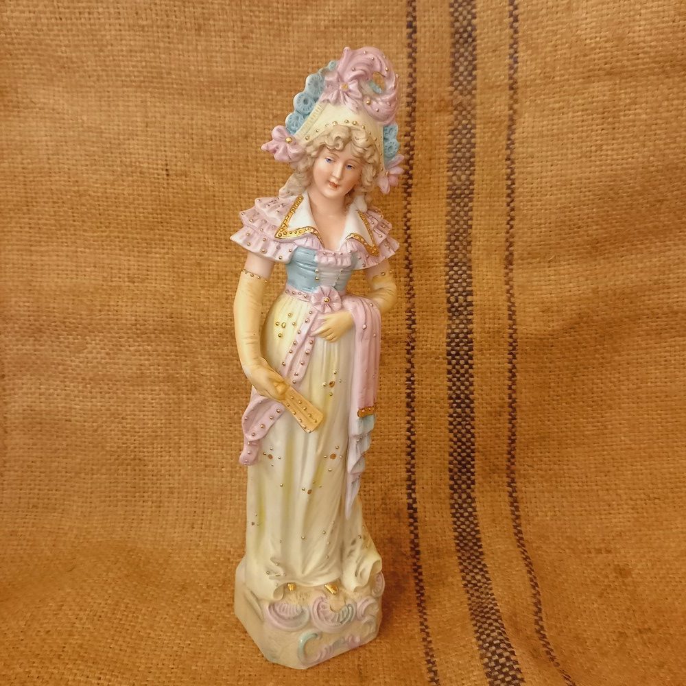 Jeune Femme à l'éventail fermé en Biscuit polychrome 7.5 x 33 cm