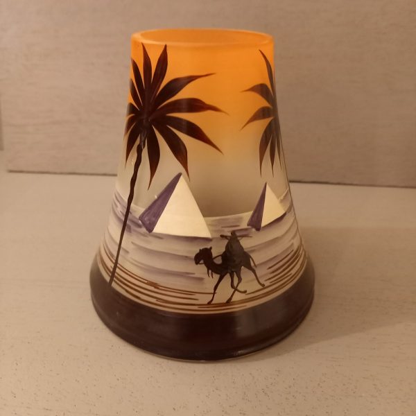 Petit vase en pâte de verre bicouche paysage de désert, signé Kolek