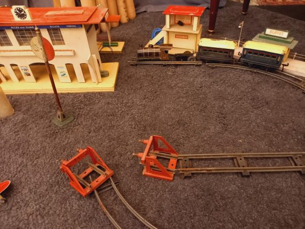 Petit Train électrique,Série Hornby, fabriqué par Meccano Avec la Gare, le Buffet, Pont, Rails, Wagons...
