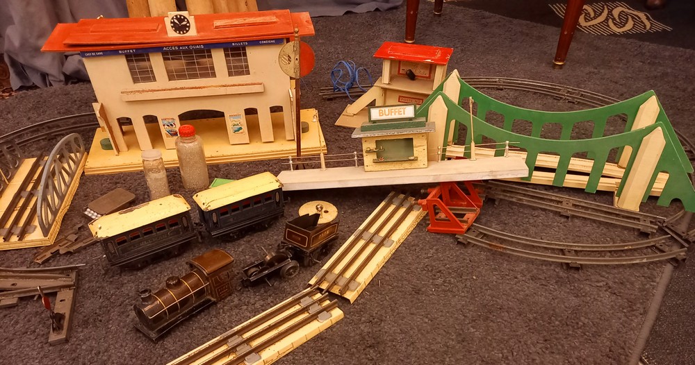 Petit Train électrique,Série Hornby, fabriqué par Meccano Avec la Gare, le Buffet, Pont, Rails, Wagons...