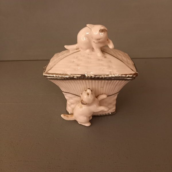 Petite boite ou bonbonnière en porcelaine allemande rose Décor de chats Marquée Deutschland