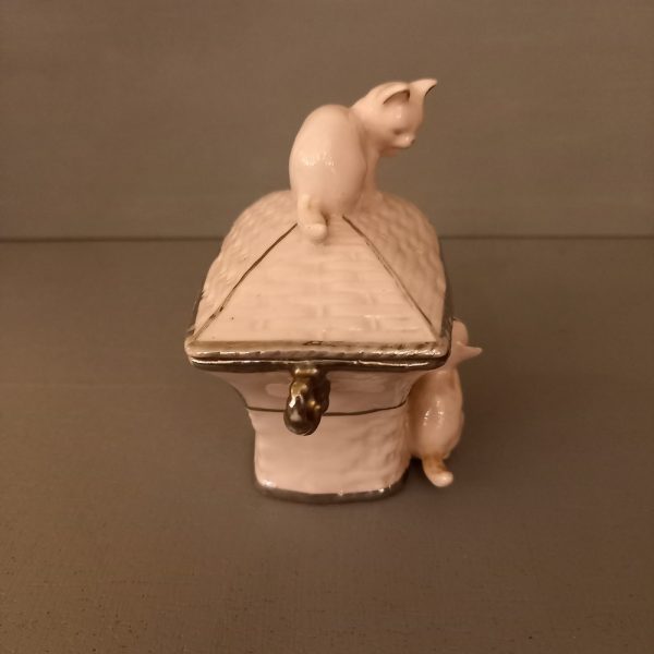 Petite boite ou bonbonnière en porcelaine allemande rose Décor de chats Marquée Deutschland