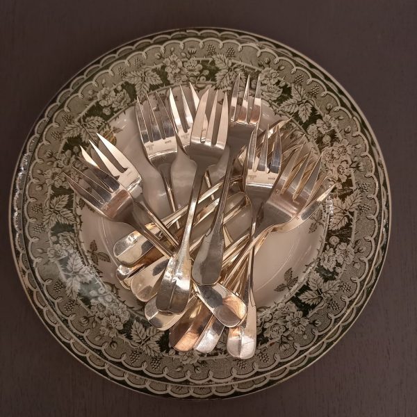 12 fourchettes à gâteaux Ercuis Modèle Valois, métal argenté, Art de la Table, présenter de jolis desserts