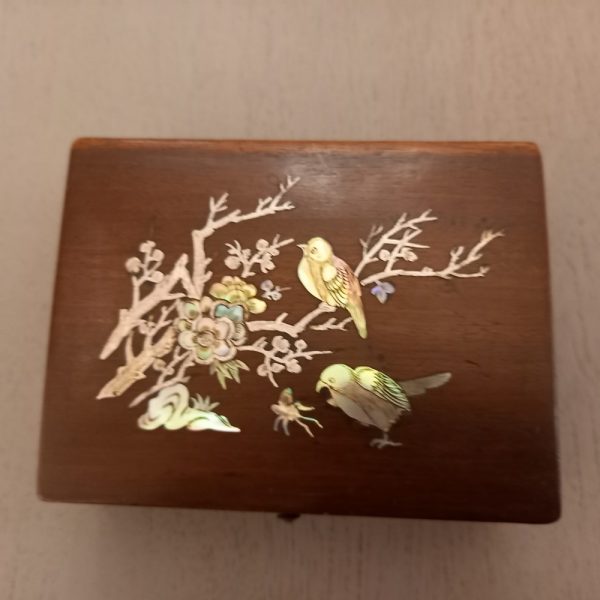Petit Coffret en Bois, XIXè Décor Oiseaux, Branchages et Fleurs Incrustations de Nacre Petit poussoir en laiton Une fente sur le fond