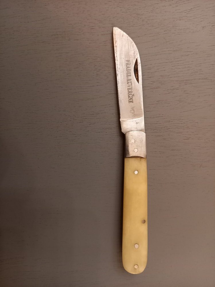 Couteau estampillé PRADEL AUVERGNE COLLECTION je vends d autres couteaux 