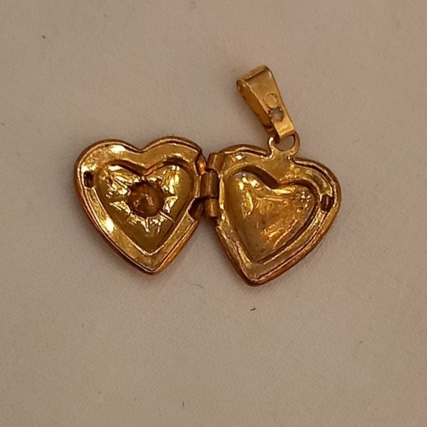 Pendentif Coeur formant un petit boitier pour glisser un précieux souvenir Métal doré et strass