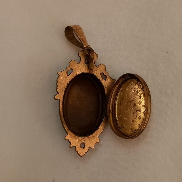 Pendentif Médaillon formant un petit boitier pour glisser un précieux souvenir Métal doré, décor de fleur
