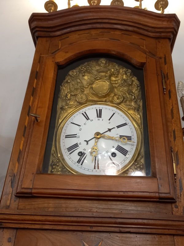 Horloge de parquet droite Merisier, filet de marqueterie, époque XIXè état de marche
