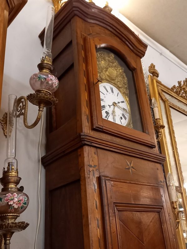 Horloge de parquet droite Merisier, filet de marqueterie, époque XIXè état de marche