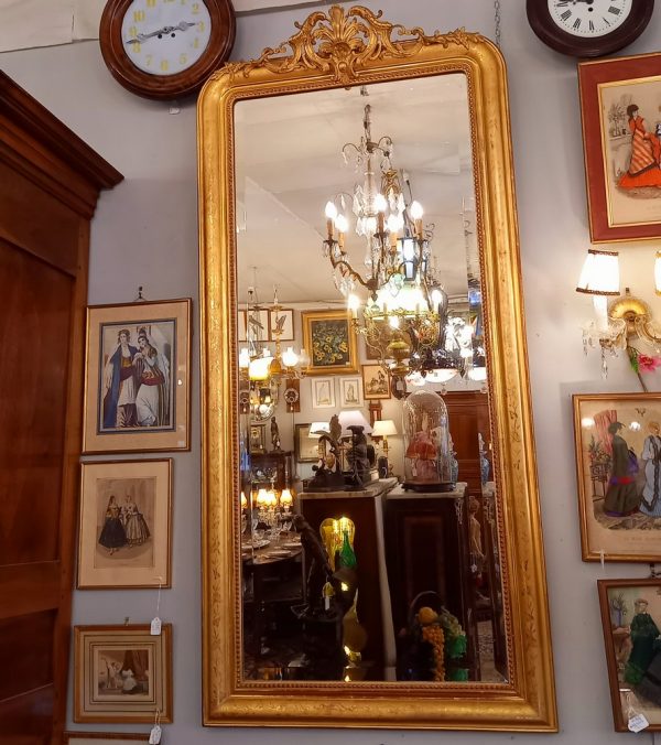 Miroir style Louis - Philippe, bois et stuc doré Fin XIXème siècle.