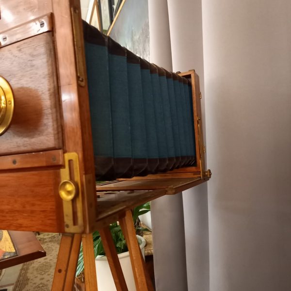 Chambre Photographique de Voyage avec son trépied en acajou Marqué Série A 13x18 N°1145 Vers 1880 Avec 2 Plaques
