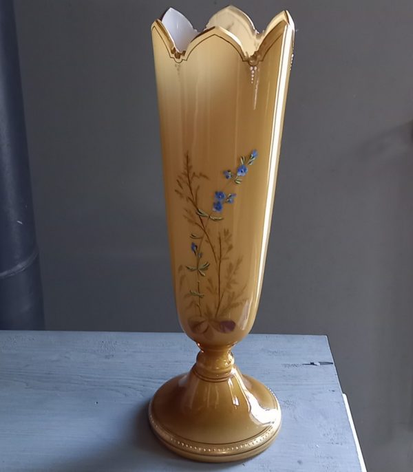 Vase en fine opaline émaillée Décor de Fleurs et d' Oiseaux Col crénelé
