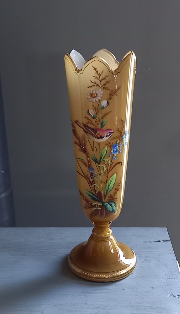 Vase en fine opaline émaillée Décor de Fleurs et d' Oiseaux Col crénelé