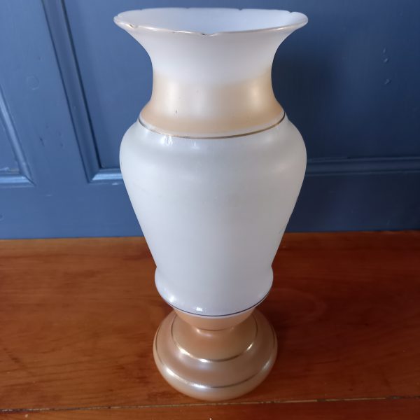 Vase verre émaillé XIXè Beige et Blanc Décor floral