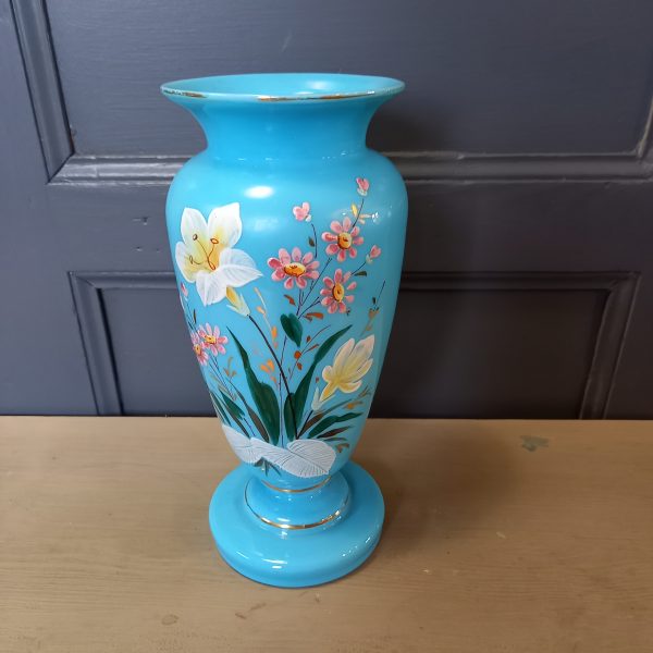 Vase en fine opaline bleue, émaillée Décor de Fleurs époque XIXè