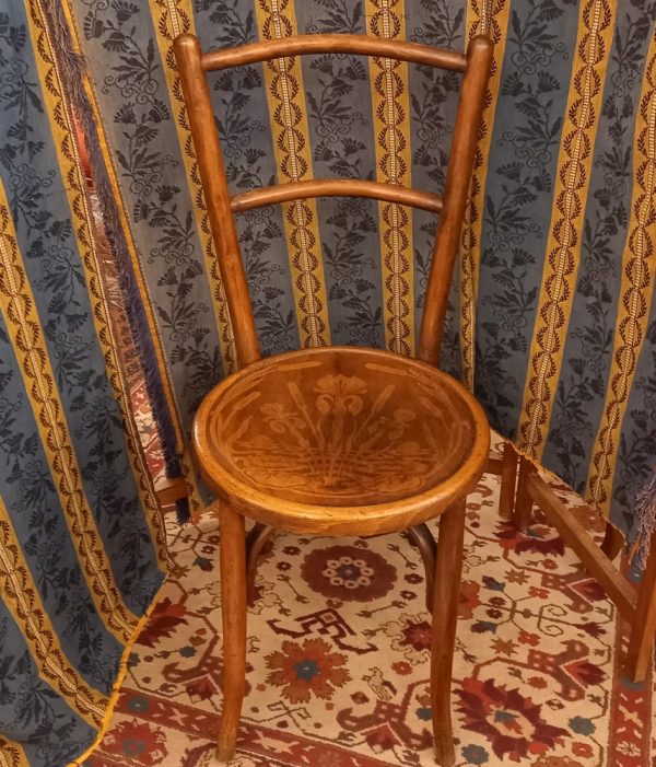Série de 6 Chaises Art Nouveau en bois courbé Dans le goût de Thonet,époque 1900 Assises pyrogravées, Décor d'Iris