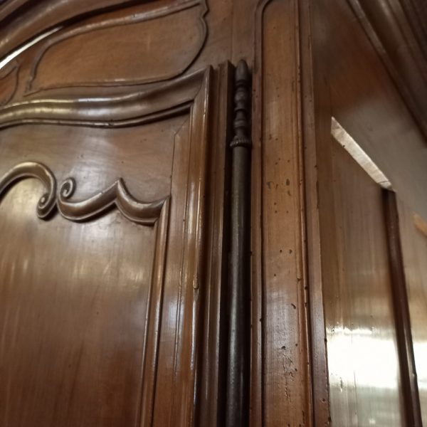 Belle armoire en noyer de style Louis XV, Fin XVIIIè Corniche Chapeau de gendarme, Très belle serrure d'époque