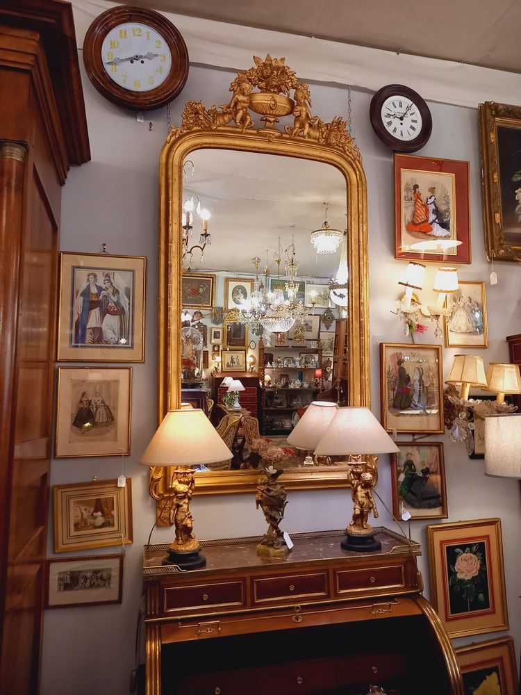 Miroir fronton Anges, bois et stuc doré Fin XIXème siècle.