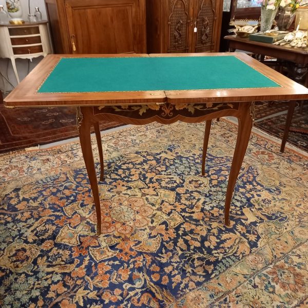 Table à jeux de style Louis XV, époque 1920 Bois marqueté, Plateau feutrine verte, Tapis de de Jacquet dans le tiroir Table Pliante