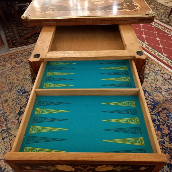 Table à jeux de style Louis XV, époque 1920 Bois marqueté, Plateau feutrine verte, Tapis de de Jacquet dans le tiroir Table Pliante