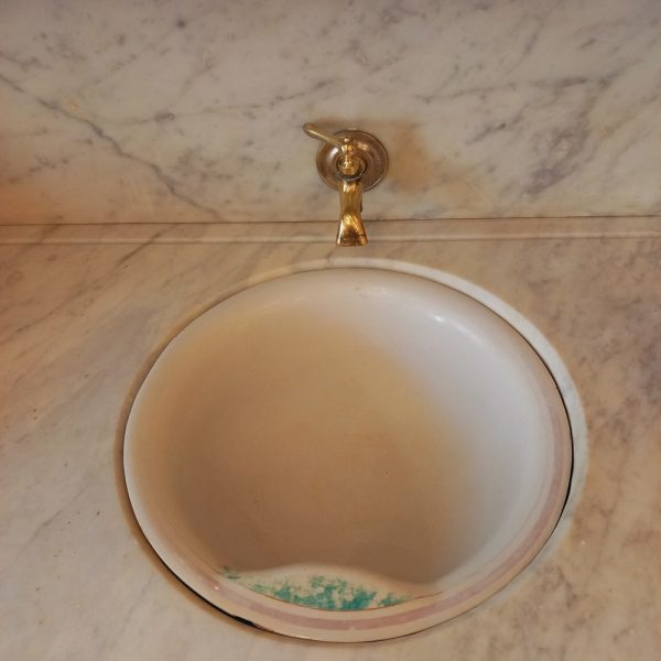 Meuble de Toilette, Pin Marbre blanc, Vasque et Robinet d'origine Placard et tiroirs Epoque 1920