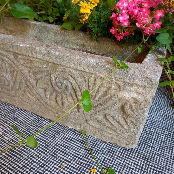 Jardinière en pierre décorée