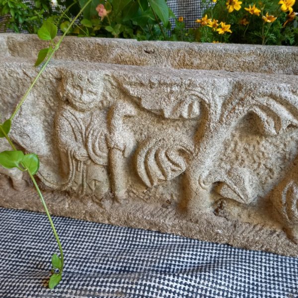 Jardinière en pierre décorée