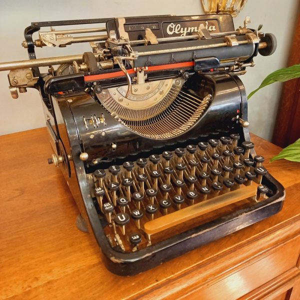 Machine à écrire vintage Olympia N°8 années 1930