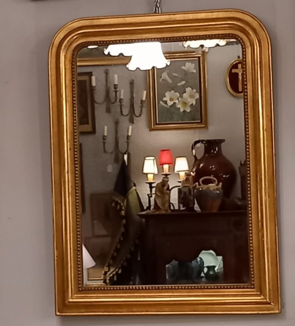 Miroir style Louis - Philippe, bois et stuc doré Fin XIXème siècle.