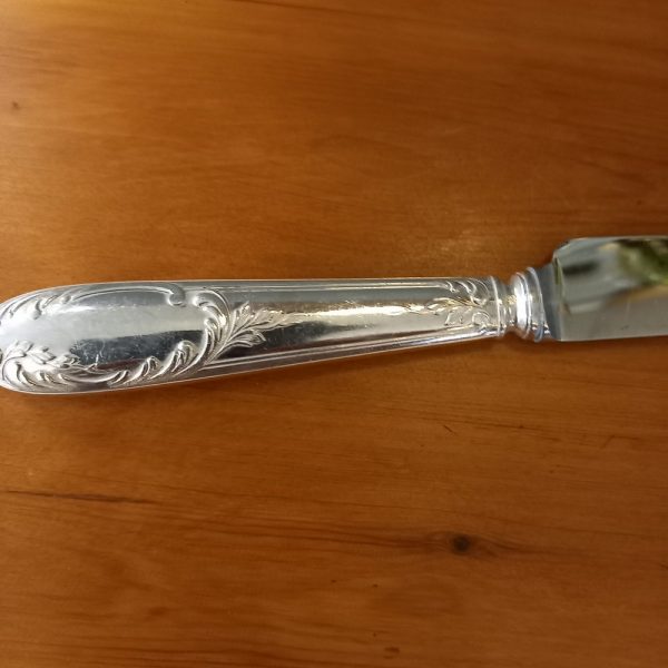 12 Couteaux Louis XV Métal argenté, lame inox
