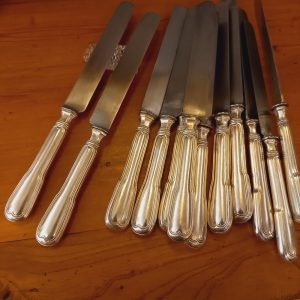 12 Couteaux XIXè modèle filet Métal argenté, lame acier
