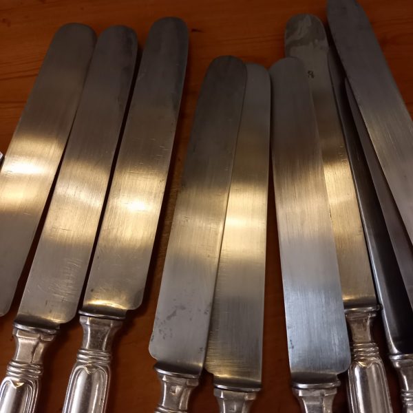 12 Couteaux XIXè modèle filet Métal argenté, lame acier