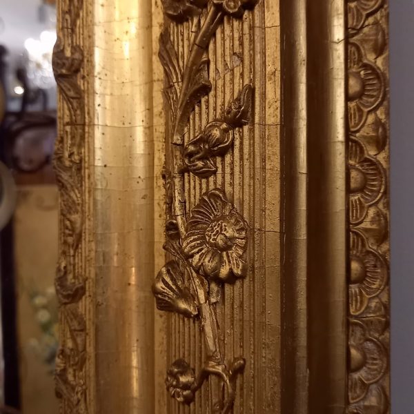 Miroir Napoléon III Bois et Stuc doré Guirlandes de fleurs Coins arrondis époque XIXè