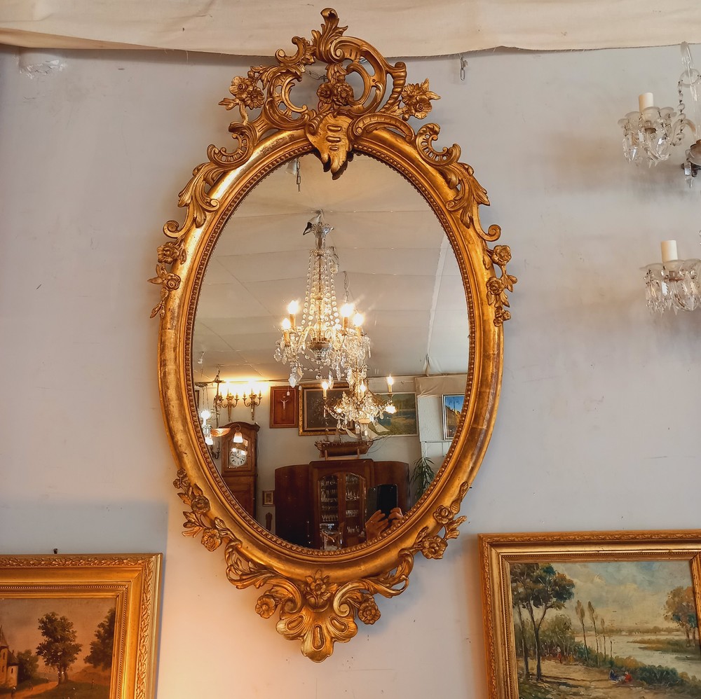 Miroir ovale Napoléon III Bois et Stuc doré Guirlandes de fleurs Fin XIXè