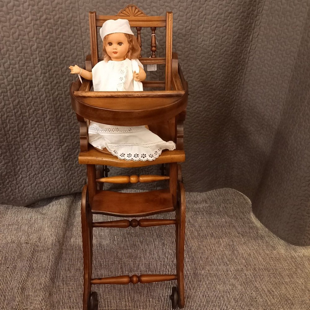 Chaise haute de bébé Noyer,époque XIXè, 3 positions au choix, réglables avec 2 poignées Tablette qui se lève Très solide et très stable Peut servir sans problème pour un enfant