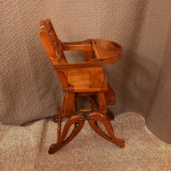 Chaise haute de bébé Noyer,époque XIXè, 3 positions au choix, réglables avec 2 poignées Tablette qui se lève Très solide et très stable Peut servir sans problème pour un enfant