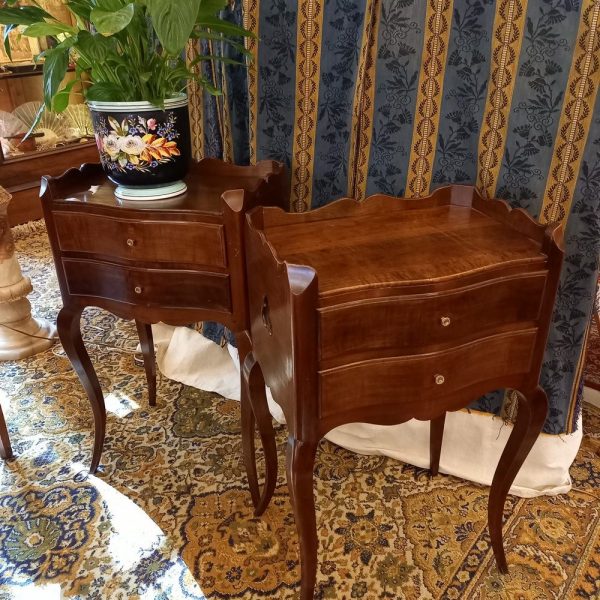 Paire de Chevets Style Louis XV, Motif Trèfle sur les côtés
