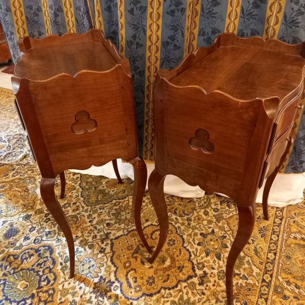 Paire de Chevets Style Louis XV, Motif Trèfle sur les côtés