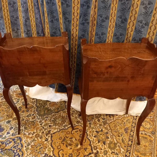 Paire de Chevets Style Louis XV, Motif Trèfle sur les côtés