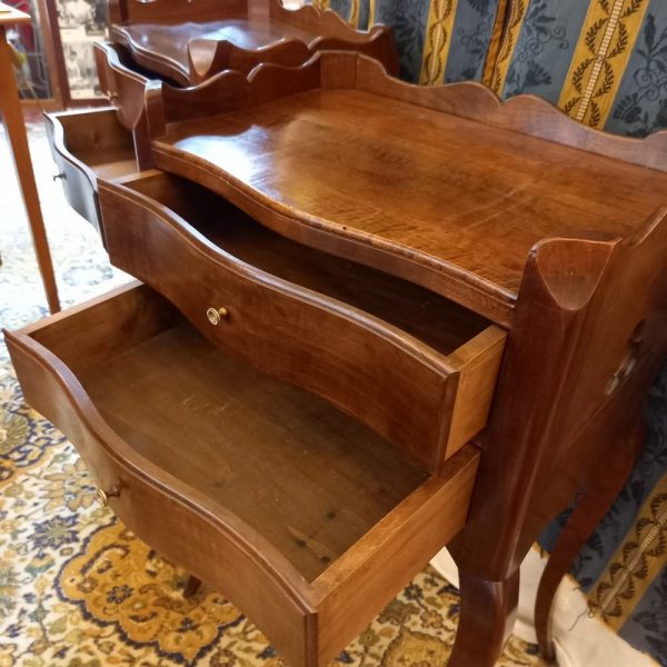 Paire de Chevets Style Louis XV, Motif Trèfle sur les côtés