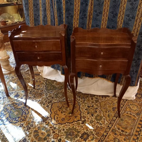 Paire de Chevets Style Louis XV, Motif Trèfle sur les côtés
