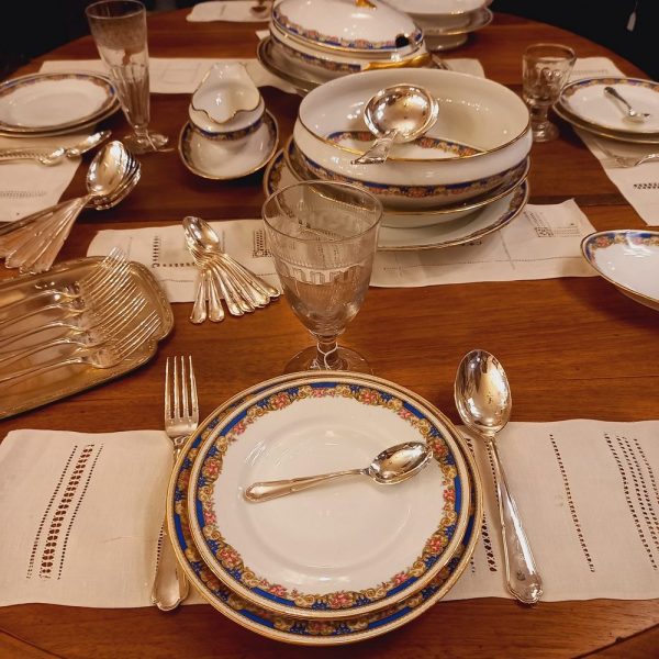 Service de Table en porcelaine Années 40, Motif fleuri Tons roses, bleus et dorés sur fond blanc 63 pièces