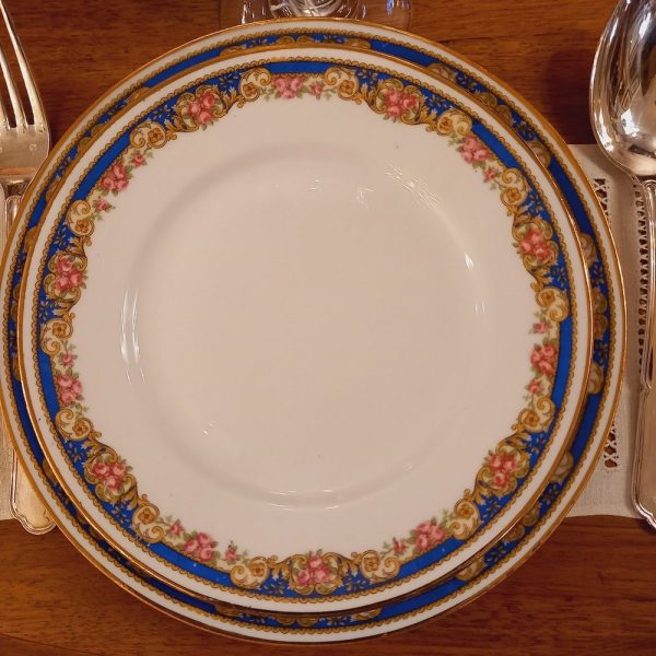 Service de Table en porcelaine Années 40, Motif fleuri Tons roses, bleus et dorés sur fond blanc 63 pièces