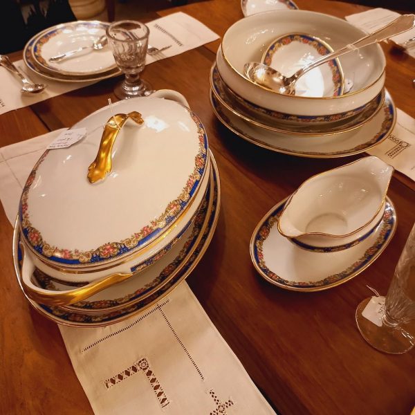 Service de Table en porcelaine Années 40, Motif fleuri Tons roses, bleus et dorés sur fond blanc 63 pièces